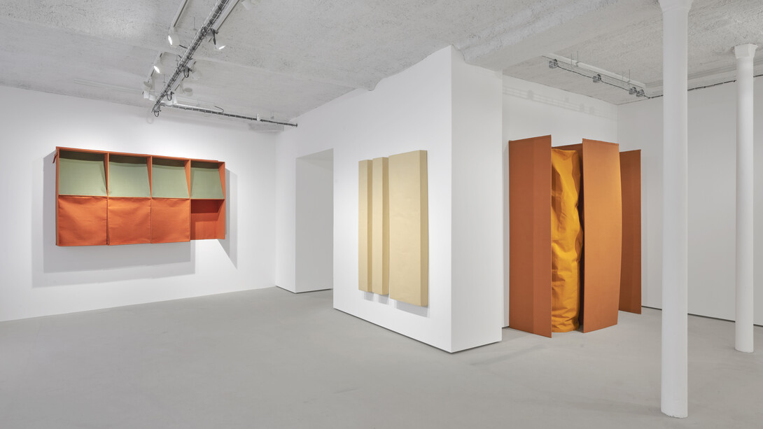 Franz Erhard Walther, Les couleurs sont des actions de la lumière...vue de l'exposition. Avec l'aimable autorisation de la Galerie Jocelyn Wolff