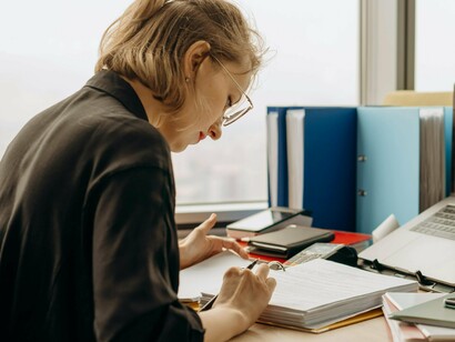 Em Moçambique, o sistema de auditoria tem sido posto à prova por uma série de escândalos financeiros de grande repercussão, destacando-se o caso das "dívidas ocultas", revelado em 2016, que envolveu empresas estatais como a ProIndicus, EMATUM e MAM. Este escândalo, que levou à suspensão de ajuda externa por parte de parceiros internacionais, expôs falhas profundas na auditoria externa, na supervisão regulatória e na governança corporativa (Hanlon, 2017). A auditoria dessas empresas, realizada por firmas internacionais, falhou em detectar ou revelar contratos de dívida ilegais e não autorizados, levantando sérias dúvidas sobre a efetividade do processo de auditoria no país