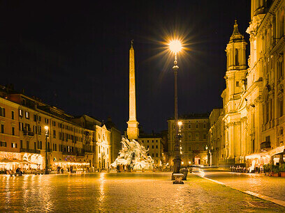 Sous les lampadaires de la Piazza Navona, la ville éternelle garde ses secrets, même les plus sombres