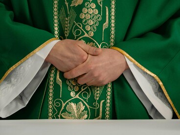 Padre celebra missa. Em seguida é anunciado o nome do cardeal eleito, neste caso o cardeal Robert Francis Prevost, e o nome que ele passa a assumir, neste caso Leão XIV