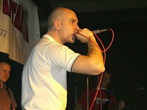 Grupo musical skinhead Operace Artaban pelo concerto em České Budějovice, República Tcheca, 2008. São ideologias que não toleram opositores, ou seja, ideias contrárias às suas, independentemente da forma, pois acabam por ser alvo da sua repressão, porque a esta ideologia não interessa ter seres pensantes e com vontades próprias