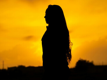 Encore enveloppée de sommeil, elle laisse son regard filer vers l’horizon, cherchant à savoir qui elle est vraiment