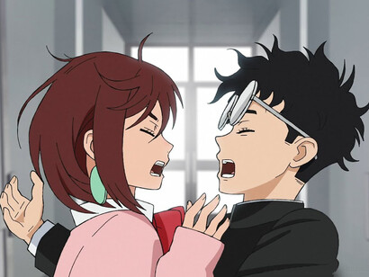 El romance adolescente en Dan Da Dan irrumpe sin manual ni reglas claras, mostrando que el amor no espera madurez perfecta sino disposición torpe y valiente