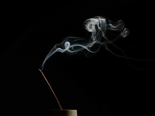 Para adentrar de verdade em certos movimentos, como os da Arte e da Cura, que advêm de núcleos mais distantes e essenciais do ser, através dessas ondas de manifestações mais profundas e sutis, ocultas em seus dons e talentos, precisará o ser, certamente pausar suas dúvidas, voltar a escutar-se, silenciar o cotidiano com seus barulhos e supérfluos, de todos os corpos. Um espaço no tempo da vida, para viver essa comunicação criativa com os mistérios da existência em si, a partir da escuta e relação profundas com os 3 corpos