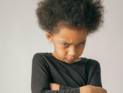 O hábito de atribuir a si mesmo rótulos com altas expectativas, fazendo com que elas se cumpram em nossa vida, tem nome: efeito Pigmaleão. Nesse fenômeno psicológico, a criança passa a agir de acordo com o desejo dos pais, cumprindo o projeto que eles têm para ela. É o caso, por exemplo, de filhos que assumem o negócio da família ou de jovens que possuem a mesma formação universitária que o pai ou a mãe, a fim de seguir a mesma profissão dos pais

