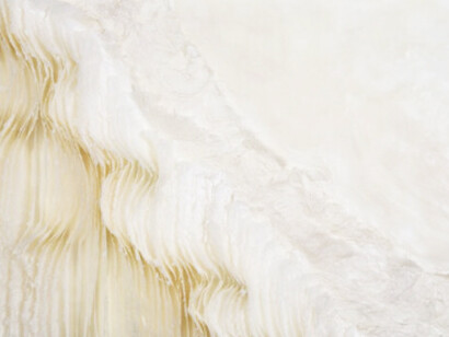 "Compasión Radical".
El blanco permite que otras cosas se hagan visibles. Escultura encáustica de papel Kozo, sobre panel de abedul, 2023