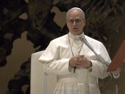 Papa Leão XIV durante uma audiência com a mídia, 2025. Mas a escolha do nome Leão é significativa não só pela referência a esse passado transformador, mas também pelo momento em que vivemos. O novo Papa vem da mesma nação que hoje abriga uma das figuras políticas mais controversas do mundo: o presidente Donald Trump. O contraste entre o espírito pastoral e progressista de Francisco e o nacionalismo agressivo e preconceituoso de Trump foi marcante nos últimos anos. Agora, com um Papa norte-americano no trono de Pedro, o mundo se pergunta: será ele uma voz que conseguirá frear os delírios autoritários da Direita em seu país de origem? Leão XIV poderá ser um antídoto espiritual contra os extremismos que voltaram a assombrar a Democracia e a Paz no mundo e no Brasil?