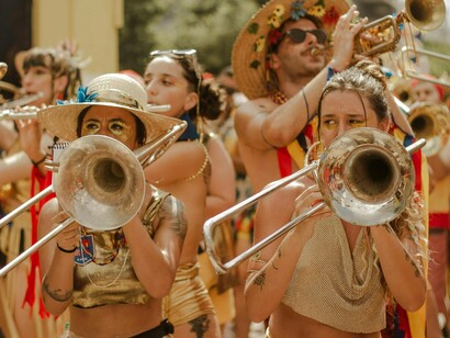 Tinha pra todo gosto, e era sensacional o estalar e esfarelar nas mãos e na boca, sem falar que em meio àquela bagunça era mesmo bom ficar um tanto quanto “ sujo” e se esbaldar na festa