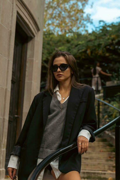 In New York, an oversized blazer becomes a statement of gender-neutral style and sustainable fashion
