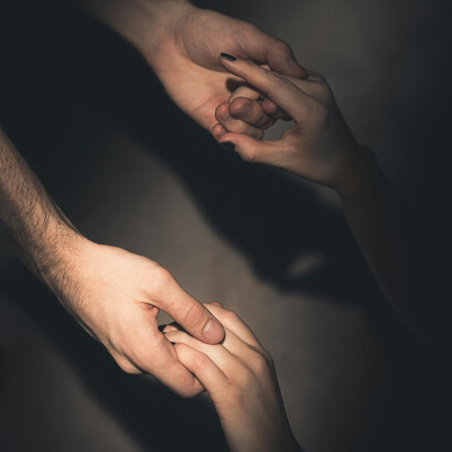 Mientras multiplicamos los contactos digitales, se desvanece la experiencia tangible del abrazo y la presencia real