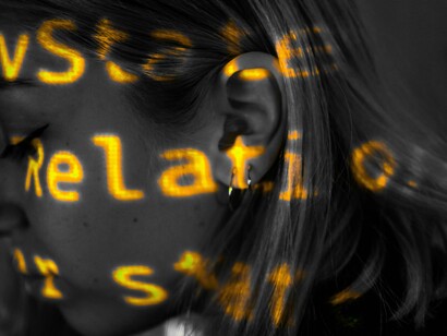 Precisamos compreender os limites e potencialidades das máquinas, usá-las com senso crítico e ético, e garantir que o conhecimento tecnológico não se torne privilégio de poucos