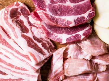 Vari tagli di carne: "Perché la carne non è solo proteina: è un alfabeto antico, fatto di muscoli, ossa e cuore, che aspetta solo di essere riletto"