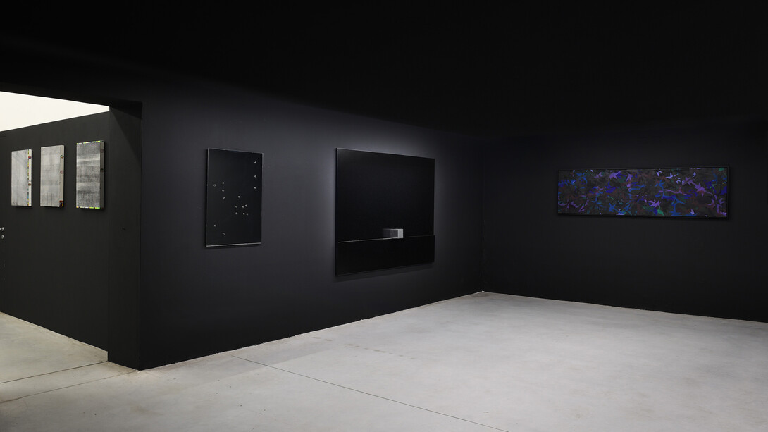 Artisti vari, #000000, veduta della mostra. Cortesia di Studio la Città