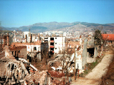 Ezio Gavazzeni, ha tenido el coraje de denunciar ante la Fiscalía de Milán aquello que ha sido confirmado, entre otros, por un antiguo agente adscrito al servicio de información de Bosnia-Herzegovina durante la guerra: hombres adinerados —probablemente honrados padres de familia, hijos predilectos de no importa qué Iglesia e industriosos empresarios italianos— llegaron a pagar hasta cien mil euros por participar en batidas de caza de seres humanos. Asedio al centro de la ciudad, 1992-1995, Sarajevo, Bosnia-Herzegovina