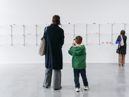 Various artists, It could be James on the beach. It could be. It could be very fresh and clear, exhibition view. Courtesy of Museum Dhondt-Dhaenens