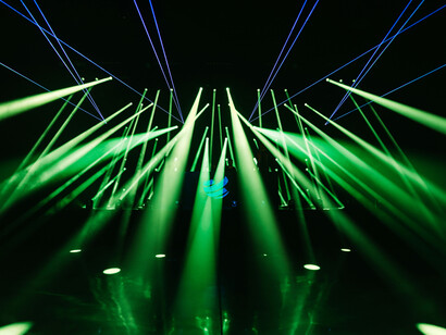 Des lumières qui l’enveloppent comme un sort lyrique impossible à briser