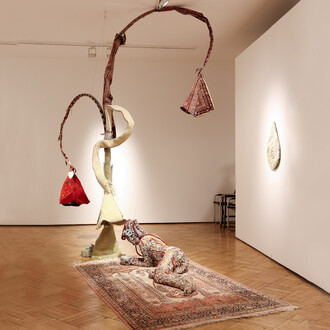 Noushin Redjaian, Tree of life, ausstellungsansicht. Mit freundlicher genehmigung der Galerie Ernst Hilger. Foto von © Katharina Schiffl