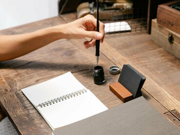 Começar exige muito de mim. Admito que tenho sérios problemas com isso. Começar sempre me trava, me afeta, divide meus pensamentos entre “sou capaz” e “não sou capaz” e é por isso que estou sempre recomeçando, sempre refazendo, reestruturando. Edito e reviso o mesmo texto várias vezes, tiro um parágrafo de um lugar, encaixo em outro, sempre buscando a tão sonhada perfeição




