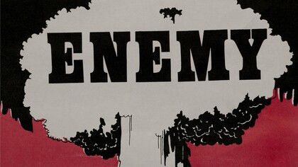Campaña gráfica anti-nuclear de la década de los 80 titulada "Este es el enemigo, no los rusos, no los americanos"