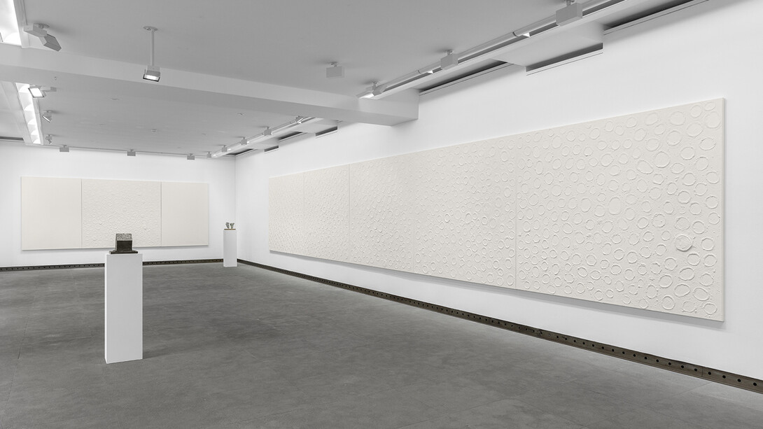 Loïc Le Groumelle, Écritures, mégalithes et cupules III, vue d'exposition. Avec l'aimable autorisation de la Galerie Karsten Greve. Photo de Nicolas Brasseur