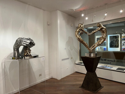 Lorenzo Quinn, Love will save us, veduta dell’esposizione. Cortesia di Contini Art Gallery