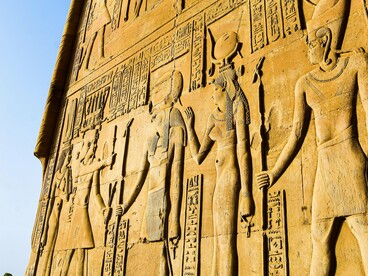 À volta do imenso monumento, várias pessoas vestidas com roupas inspiradas no Alto Egito, mas “modernas” – ou o que se entenderia por modernas. Veículos alados completavam o cenário e havia prédios ao mesmo tempo ancestrais e tecnológicos, como se o passado que conhecemos e uma tecnologia que ainda não foi descoberta convivessem de modo pacífico. Quando uma garota de cerca de vinte anos lhe ofereceu a mão para mostrar mais do lugar, ele despertou