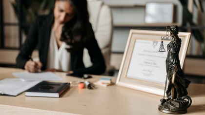 In Italia, la giustizia si basa su un sistema giuridico di tipo civil law, regolato dalla Costituzione e da un complesso di leggi e codici 