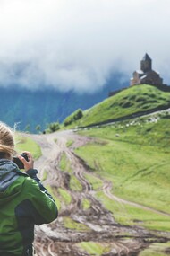 Una turista saca una foto en el Cáucaso