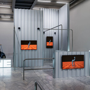 Hito Steyerl, Der menschheit ist die kugel bei einem ohr hinein und beim anderen herausgeflogen, ausstellungsansicht. Mit freundlicher genehmigung von MAK