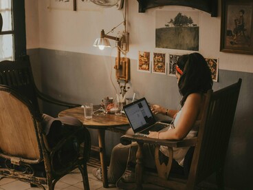 Ao contrário do que acontecera dois dias antes, as horas passaram voando no trabalho. O rapaz se despedira dos colegas e, com passos apressados, voltara para seu apartamento, onde se arrumaria para a última entrevista antes de se pôr a escrever