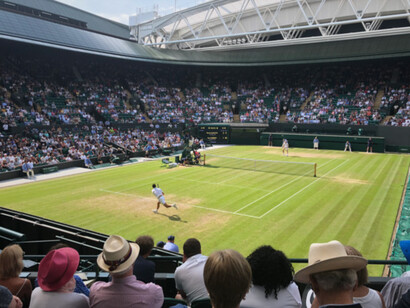 Novak Djokovic jouant une partie contre Ugo Humbert à Wimbledon en Angleterre en 2019