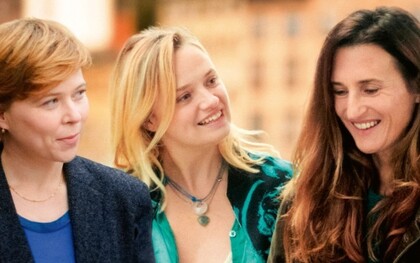 Pelo olhar de Vitor, conhecemos as demais personagens da história, em especial o trio de amigas anunciado pelo título. Blanche, Pauline e Sophie são professoras, mulheres que dividem não apenas a profissão, mas também uma cumplicidade afetiva que ultrapassa o ambiente profissional. A morte de Vitor é um ponto de inflexão e desorganização em suas vidas: Blanche, viúva recente, oscila entre a fidelidade à memória do marido e a possibilidade de um novo afeto; Pauline, a mais racional do grupo, tenta interpretar os acontecimentos como exercícios morais, e aprende a amar o marido à medida que lida com a infidelidade, a sua e a dele; já Sophie, a mais livre e instintiva, deixa-se levar pelo ímpeto das paixões, ainda que isso a conduza a becos sem saída, como ter um caso com o marido de Pauline