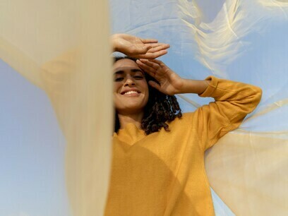 Mulher produz mídias para redes sociais. Um dos principais sintomas da não aceitação de si – das condições de vida, da própria aparência e origem – é imaginar, sonhar e buscar lugares onde signifique ser alguém. Ser alguém é traduzido como fazer a diferença, ter sucesso, abrir portas com a simples presença. No mundo atual não basta existir para significar, pois todo existir humano é transformado em números, classes, tipos e categorias



