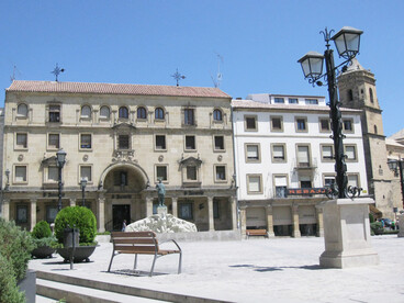 Cerca de 10.000 personas se dieron cita para acompañar al “flaco de Úbeda” en su regreso a la ciudad que lo vio nacer hace 76 años, en un espectáculo que mezcló emoción, nostalgia y celebración de toda una trayectoria artística sobre las tablas. Plaza de Andalucía, Úbeda, Jaén, España