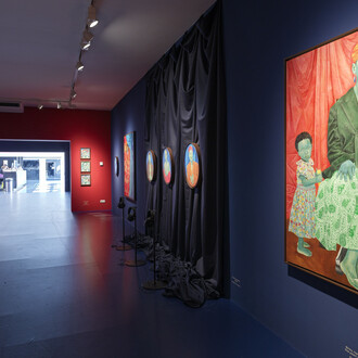 Awanle Ayiboro Hawa Ali, Fine feathers don‘t make fine birds, ausstellungsansicht. Mit freundlicher genehmigung von OK Linz