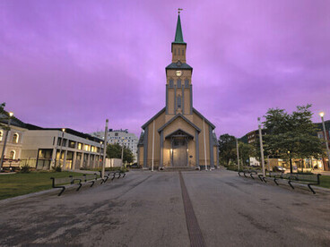 Es la catedral católica y cristiana más septentrional del mundo, construida íntegramente en madera. Se encuentra en la calle Storgata y muy cerca del ayuntamiento.  Catedral de Tromsø, Noruega