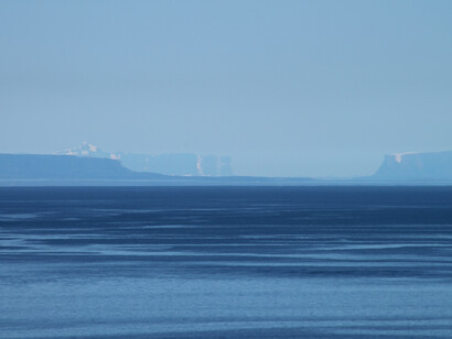 La reciente intensificación de las relaciones entre Chile y el Reino Unido en materia de cooperación naval y logística antártica vuelve a poner en evidencia una preocupante omisión por parte del gobierno argentino frente a actos que violan disposiciones del derecho internacional. Espejismo de la Cordillera Darwin, 2019, desde Punta Arenas, Chile