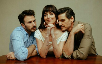 “O Match Perfeito” tem no título traduzido e no seu marketing a proposta de uma comédia romântica moderna, com um enredo bastante simples: uma jovem casamenteira, Lucy (Dakota Johnson), se apaixona por um potencial cliente, Harry (Pedro Pascal), um homem perfeito, bonito, rico, gentil, mas... (e sempre tem um mas) ela não consegue esquecer um antigo relacionamento com John (Chris Evans) um garçom, aspirante a ator