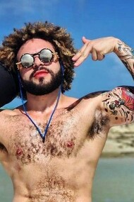 Homem vai à praia com caixa de som potente. Você está num momento de completa paz na areia da praia ou banhando-se no mar e de repente ele brota carregando suas potentes caixas de som, “distribuindo” músicas do seu gosto musical que acredita piamente ser o gosto de todos que estão por ali. Pior quando resolve parar próximo a você e então será torturado por aquele som ensurdecedor por alguns minutos até que ele se vá ou você desista e vá embora primeiro