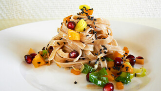 Tagliatelle di Farro biologico con Zucca gialla, Porri e Melograno