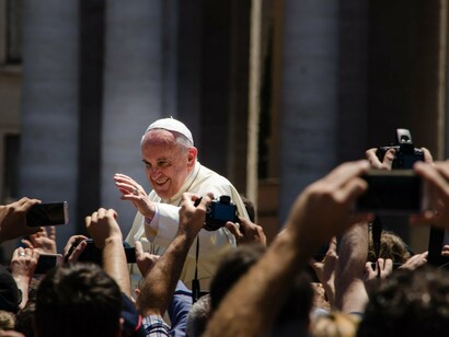 Papa Francisco na Praça São Pedro no Vaticano, 2014. A extrema direita fez de Francisco um inimigo simbólico. Nas redes sociais, circularam absurdos que tentavam pintá-lo como Comunista. Entretanto, teorias delirantes não se sustentam ao serem confrontadas com os Evangelhos e com a autêntica prática cristã dos dois Franciscos que simplesmente seguiram à risca os ensinamentos de Jesus: amar o próximo, dividir o pão, acolher o estrangeiro e os discriminados pelo preconceito da sociedade,  cuidar dos pobres. Se esses valores estão mais próximos da Esquerda Progressista, isso não tornou o Papa Francisco um Comunista