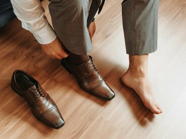 Na rua têm de andar até o ponto do ônibus para que cheguem à estação do metrô, o destino ainda está depois de uma pequena caminhada. Em alguns momentos nesse percurso ficam sem o peso total, mas a posição não muda, estão voltados para baixo no escuro mundo do material sintético das botas