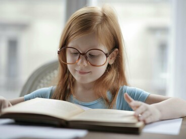 Podemos observar que, mesmo usando uma classificação em que se enquadram as obras em subtipos, o problema da classificação dos gêneros ainda persiste, pois chamamos de gênero formas de expressão (lírica, épica e dramática) e também o produto resultante dessas formas de expressão (o conto, o romance, a poesia etc.)