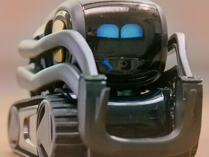Vector, o robô-pet. De acordo com o CEO do Google, a importância da IA exige regulamentação, o que é razoável porque, sem coordenação, a IA pode exacerbar as lacunas econômicas e políticas entre os países. As regulamentações promoverão a interoperabilidade tecnológica e a padronização para que os sistemas de IA operem efetivamente em todo o comércio, comércio e pesquisa




