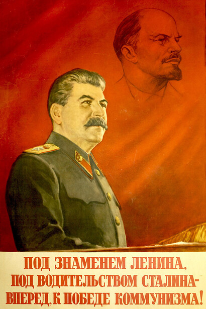 Poster soviético "Bajo la bandera de Lenin, bajo el liderazgo de Stalin – ¡hacia la victoria del comunismo!" (1948)
