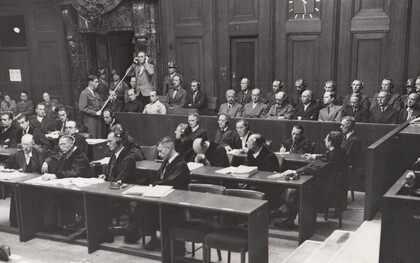 I processi di Norimberga, 1946: la nascita della giustizia internazionale contro i crimini contro l’umanità. Nella foto Walter Haensch, ufficiale tedesco delle SS appartenente alle squadre della morte Einsatzgruppen, mentre si dichiara non colpevole, 15 settembre 1947