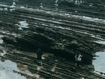 Praia de Barrica, na província da Biscaia, que faz parte da comunidade autônoma do País Basco, no norte da Espanha. Cada palavra aprendida tornava-se uma palavra resgatada do silêncio dos avós. Um vínculo restaurado com casas que já não existem, mas que permanecem vivas dentro de quem as recorda