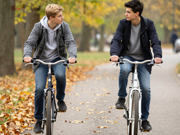 Marco, amico mio, il mio riccio biondo e di platino pedala assieme al tuo liscio nero e corvino, da sempre, ogni sabato pomeriggio