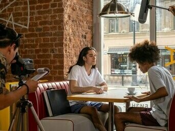 E o problema não é exclusivo da teledramaturgia nacional. A Disney tem enfrentado queda de audiência e fracassos consecutivos nas bilheterias ao tentar aplicar diversidade de forma superficial. O próprio CEO da empresa, Bob Iger, afirmou que a companhia “errou a mão” em sua abordagem de inclusão, reconhecendo que a implementação apressada e sem profundidade afastou parte significativa do público, com o último filme da Branca de Neve sendo um dos maiores fracassos da Disney