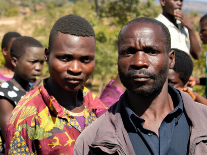 Dans leurs regards se lit déjà ce que Fanon appelait la naissance d’un homme nouveau : la confiance en soi, en sa communauté et en un futur à construire ensemble